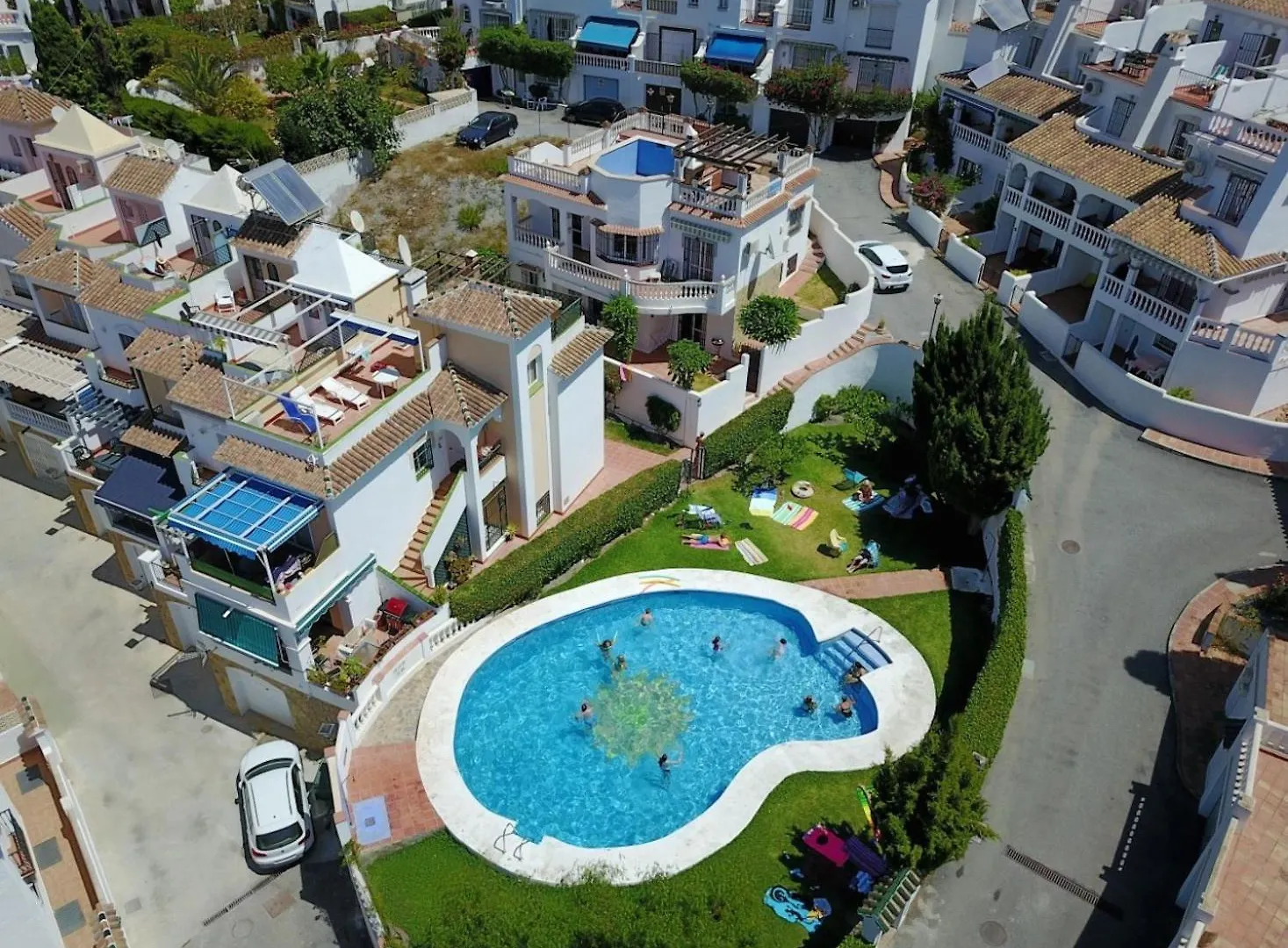 Chic Retreat With A Spacious Garden, Near Burriana Beach Nerja