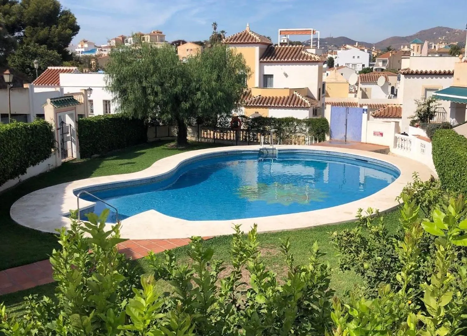 Chic Retreat With A Spacious Garden, Near Burriana Beach Nerja Spain